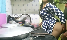Ινδός bhabhi μαγειρεύει στη κουζίνα και γαμημένος κουνιάδος