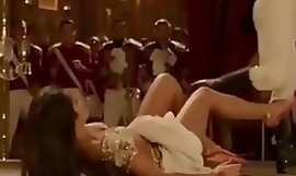 (Parte 2) Indiana atriz Katrina Kaif quente bouncing peitos decote umbigo pernas coxas blusa com Aamir Khan in Thugs of Hindostan canção Suraiyya editar zoom lento movimento