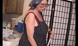 Grand-mère aux cheveux gris est sérieusement putain vieux
