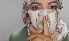 Arab Hijab Wife Masturabtes Silently Thither Extreme Orgasm Down Niqab REAL SQUIRT Mientras Esposo Lejos