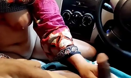Indka máma mléčná prsa vyzvednutí z silnice a zasraný v aute s jasný hindština zvuk