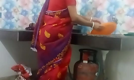 Desi Bengali desi Villaggio Indiana Bhabi Cucina Sesso In Rosso Saree ( Video ufficiale Da Sesso locale31)