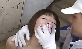 Mungil Jepang si rambut coklat mendapat dipukul oleh a fuck mesin
