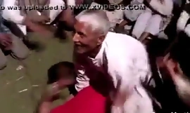 Bătrânul Tharki Baba face un pas murdar cu dansatoarea versiune completă Pal around with porno gratuit lyksoomuporn Fwxm