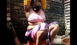 Préparation au bain de la fille bangla sexy