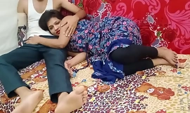 Down in the mouth 18-jarige grote borsten Geile Indiase studente ruige pijpbeurt en seks - Volledige desi