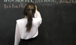 Un camarade de classe timide suce la grosse bite du prof après les cours ! 18 ans