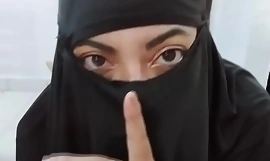 La matrigna araba musulmana MILF amatoriale cavalca un dildo anale e schizza in niqab nero hijab in webcam