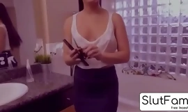 एक हॉट मॉम अपने वंशज के साथ जिस तरह से व्यवहार करती है, वह उसी तरह होता है - एक की उंगलियों पर फ्री मॉम वीडियो SlutFam us