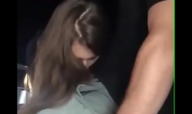 Flickan suger killen på gatan ryska