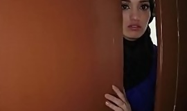 Cantik Arab istri kiri oleh suami memutuskan untuk dijual sikat dicukur ketat p-untuk-seks-3
