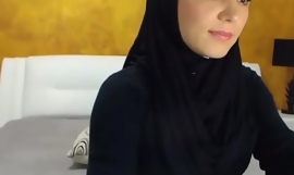 Арабская шлюшка в хиджабе, раздевается и мастурбирует перед камерой