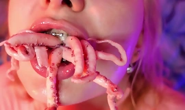 dziwny film z fetyszem jedzenia ośmiornicy (Arya Grander)