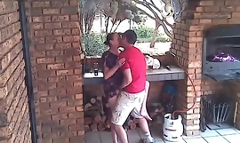 Kémkamera: a pár a természetvédelmi terület verandáján fogott kurva