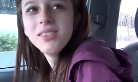 Милая 18-летняя девушка получает pussyfucked на кране