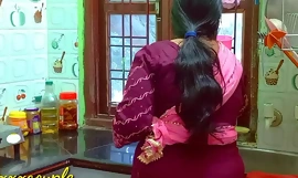 Indisches heißes Dienstmädchen XXX fickt in der Küche.