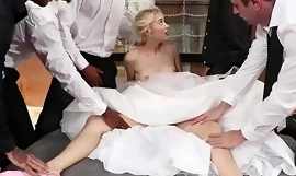 Бледную невесту-блондинку связали и трахнули