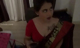Tina Nandi dalam seks bertiga