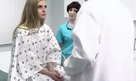 El médico cobra el coño de la adolescente para mantener su estado de virginidad fuera del registro - Doctorbangs