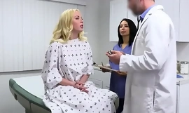Paciente adolescente gostosa tem problema com a vagina molhada - Doctorbangs