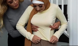 Adolescente muçulmana virgem em hijab deflorada pelo trainer e madrasta