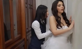 Lesbe MILF-Braut genießt Facesitting mit tätowierter Kellnerin
