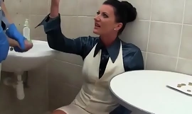 Glamurozna pišaća cura puši kurac u kupaonici 3. dio