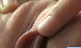 Manis pirang remaja amatir Brielle bermain dengan klitorisnya dan jari kehilangan hati untuk mencengkeram pantatnya