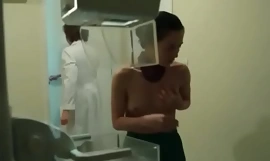 Braziliaanse actrice laat haar borsten samenknijpen voor mammografie, borstzelfonderzoek en biopsie