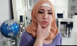 Empregada adolescente árabe com hijab Violet Gems pega roubando dinheiro por seu cliente