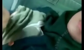 Hijab Arab con điếm trong xe hơi