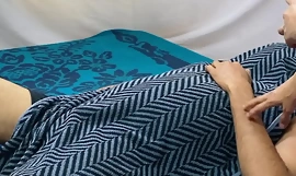 Rahul nagynénje és én kettesben feküdtünk éjjel ugyanabban az ágyban, hindi tiszta piszkos beszéddel dolgozunk HD desi pornó szex XVIDEO