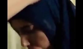 fille hijab meena aimant sucer une bite gonflée