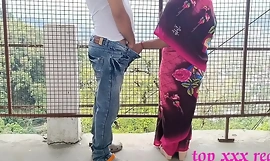 XXX bengalski vrući bhabhi nevjerojatan seks na otvorenom u ružičastom sariju u svim smjerovima, pametni lopov! XXX hindska web serija sex zadnja epizoda 2022