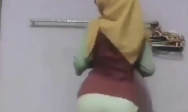 Malajska dziewczyna obraca się w tańcu konwokacyjnym