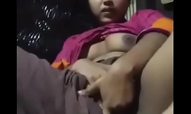 Chica joven bangladesí mostrando tetas digitación coño