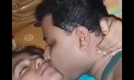 esposa de Bangladesh alimentando tetas grandes a su esposo