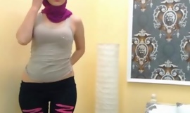 Sexy árabe musulmana hijab bailando en la cámara - Ver más en EliteArabCams video porno gratis
