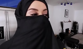 Pov vagabunda muçulmana engolfando junto com palavras de contadores relacionadas à burka