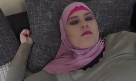 Hồi giáo phụ nữ bỏ chạy đi khỏi cô ấy chồng