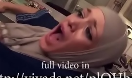 hijab dame gaat naar bed elimineren kut