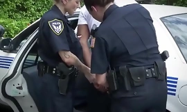 подругљива уста груди прилично добри полицијски полицајци злостављали велику туробну ласицу речи прекршилац саобраћаја