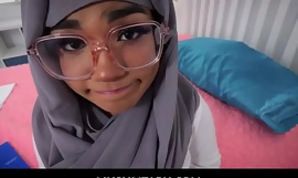 MuslimTabu - Lucky Stud Bangs Hard Middle-Eastern Pussy spolu s kryje její pěkný výhled s obrovským nákladem