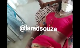 Cd indian chap-fallen Lara D'Souza în saree roșie