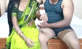 Belle jeune fille baise éternelle en sari