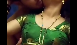 Los amantes romance caliente sari boob presing