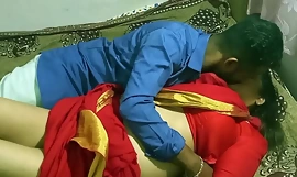 Indyjska gorąca mamuśka ciocia Wesołych Świąt, seks z chłopcem na kółkach! Indyjski świąteczny seks z czerwonym sari