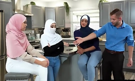 مراهقة عربية عذراء تأتي إلى أمريكا وتتعلمها أمريكا من قبل أصدقائها