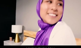 MuslimTabu - Pervertido cachondo mira a una nena espectacular con hijab Vanessa Vox