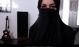 HijabFamily - Arabka Victoria June ze swoim wzmocnionym dekoltem ma idealną zuchwałość do ssania kutasów! W tej części robi loda POV i mocno się rucha